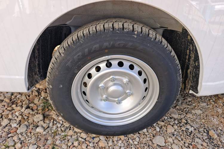 Used Wuling Yangguang 2024 300KM Comfort Version Passenger Van 75kW