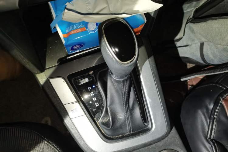 Used Hyundai Elantra (6th Generation / Lingdong) 2016 1.6L Automatic ZhiXuan – Elite Version Gear Lever