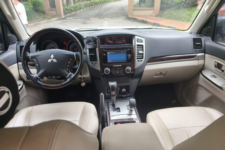 Used Mitsubishi Pajero  Center Console