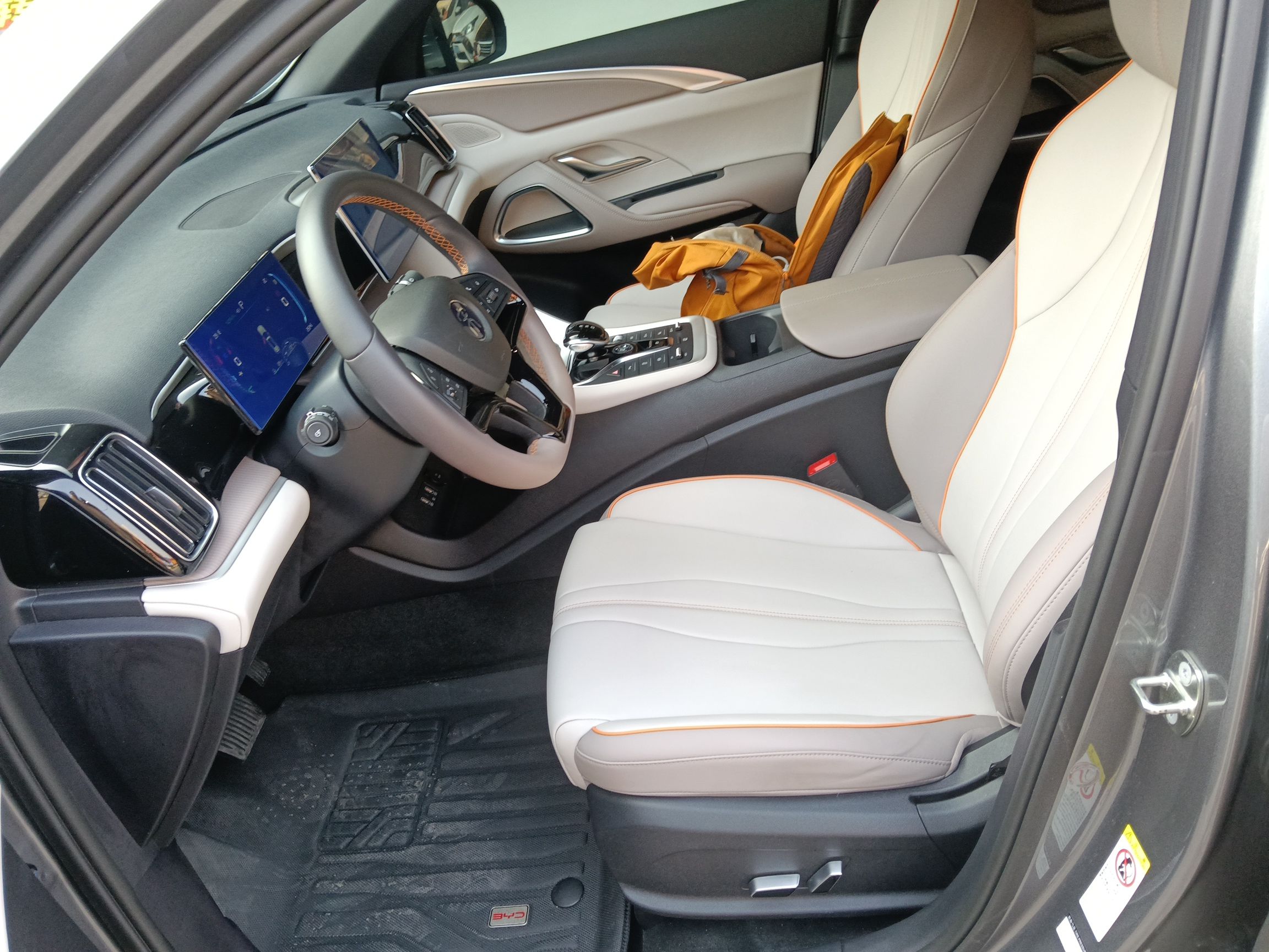 Переднее сиденье в автомобиле