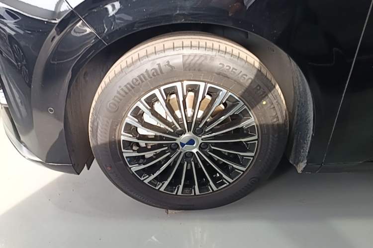 Used Denza D9 2025 DM-i Smart Drive 1020 Four-Wheel Drive Deluxe Model
