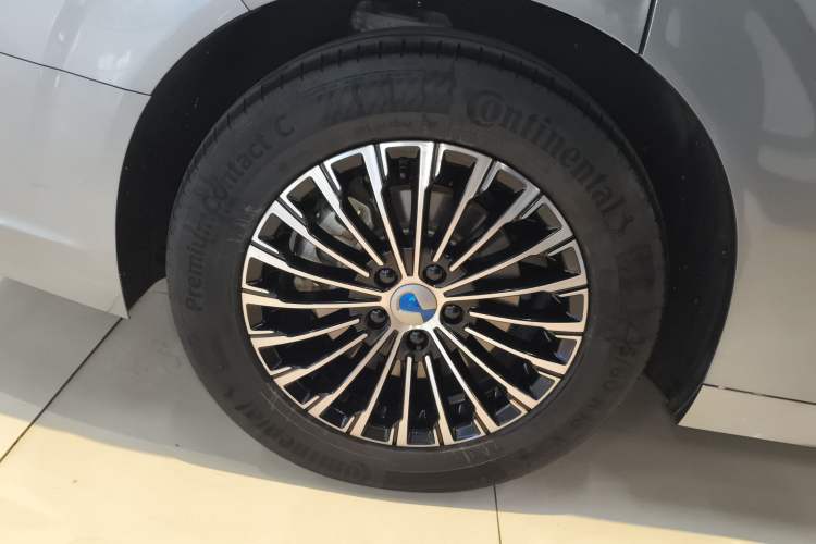 Used Denza D9 2022 DM-i 1040 Prestige Model