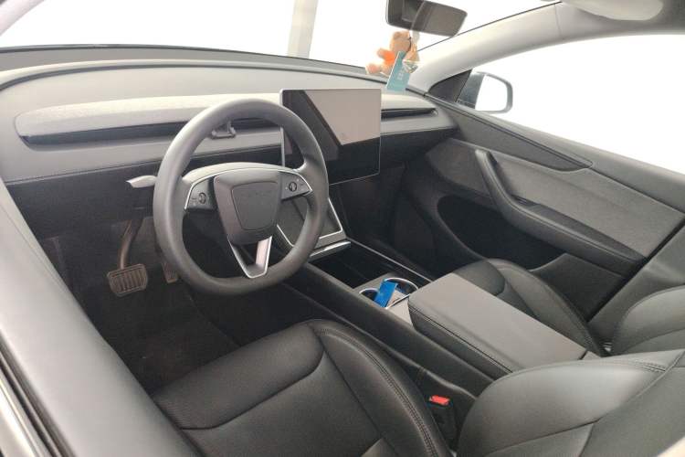 Used Tesla Model Y 2025 Rear-Wheel Drive First Edition Center Console