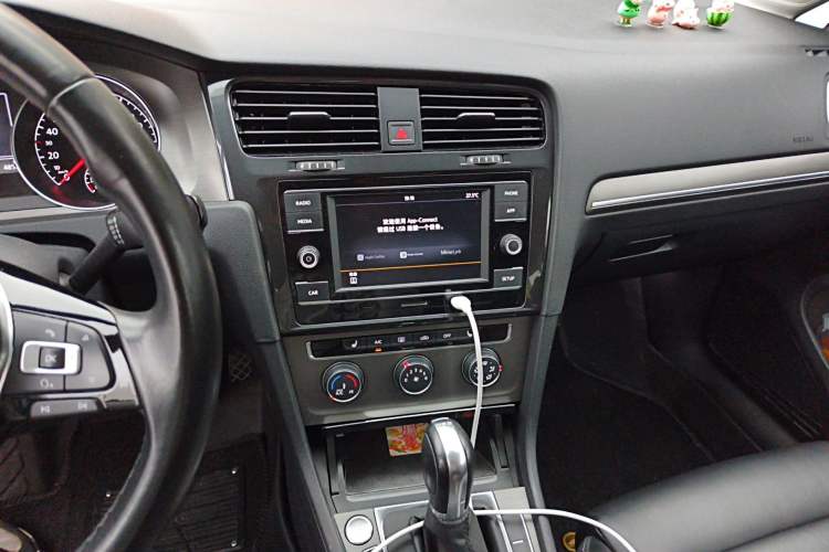 Used Volkswagen Golf 2016 230TSI Automatic Luxury Version Audio And AC Panel