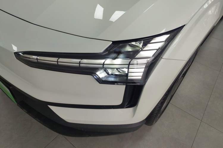 Used Volvo EX30 2025 Rear-Drive Long-Range Plus Model
