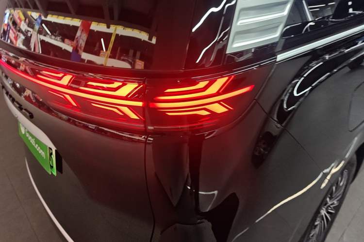 Used Denza D9 2022 DM-i 970 Four-Wheel Drive Flagship Model Right Rear Taillight