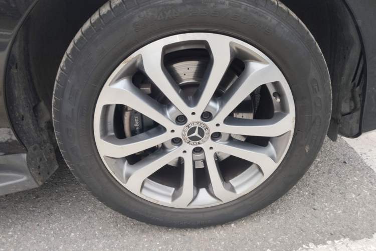 Used Mercedes-Benz GLE 2017 GLE 320 4MATIC Dynamic Model Right Front Wheel Hub