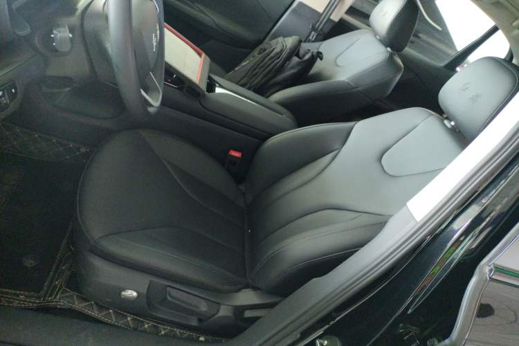 Used Hongqi E-QM5 2022 431 km Charge & Enjoy Edition