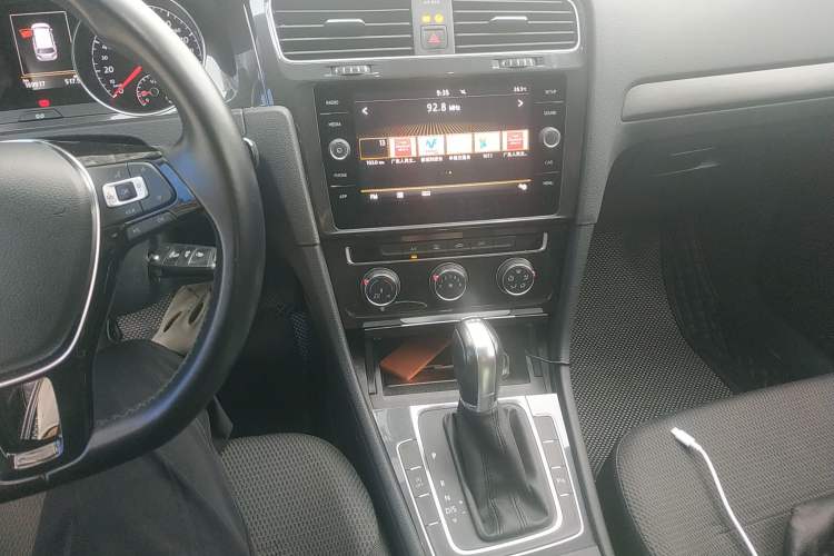 Used Volkswagen Golf 2019 1.8TSI Travel Edition Audio And AC Panel