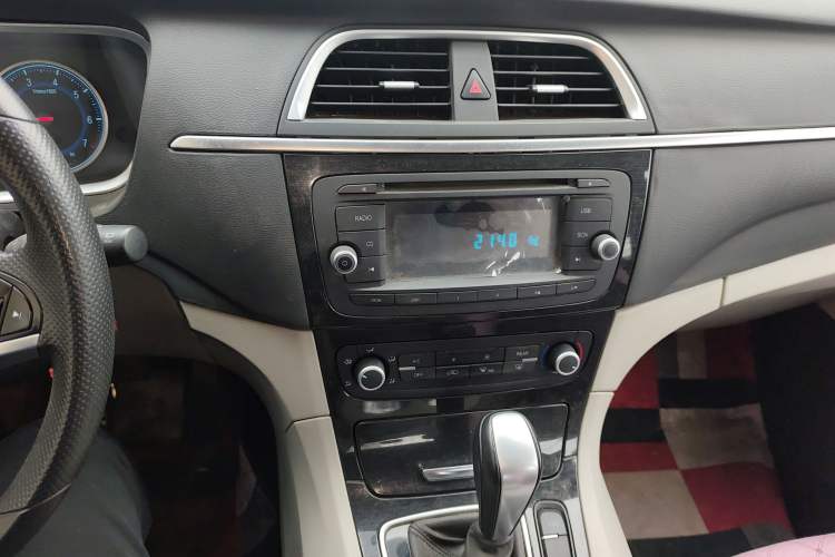 Used Huasong 7 2015 2.0T Automatic Comfort Model Audio And AC Panel