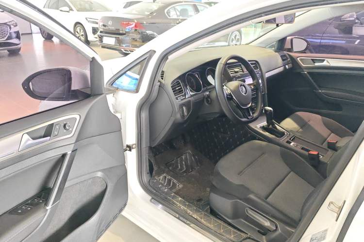 Used Volkswagen Golf 2018 230TSI Automatic Comfort Model
