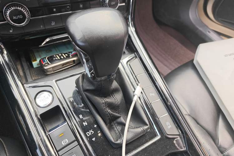 Used Volkswagen Phideon 2018 Revised Version 380TSI Two-Wheel Drive Business Edition Gear Lever