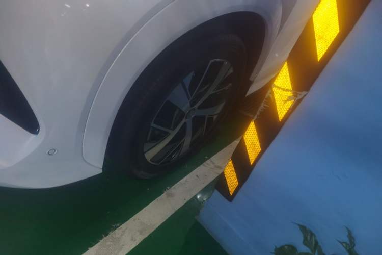 Used BYD Tang L 2025 DM 200KM Four-Wheel Drive LiDAR Flagship Model Left Front Wheel Hub