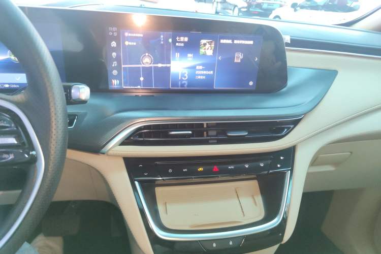 Used Buick GL8 New Energy 2025 Lu Shang Luxury Edition 7-Seater Audio And AC Panel