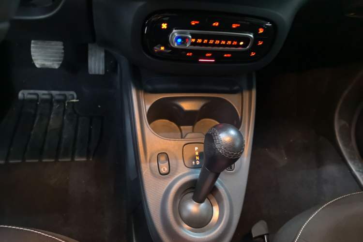 Used smart fortwo 2019 0.9T 66kW Hardtop Wind Power Edition China VI Gear Lever