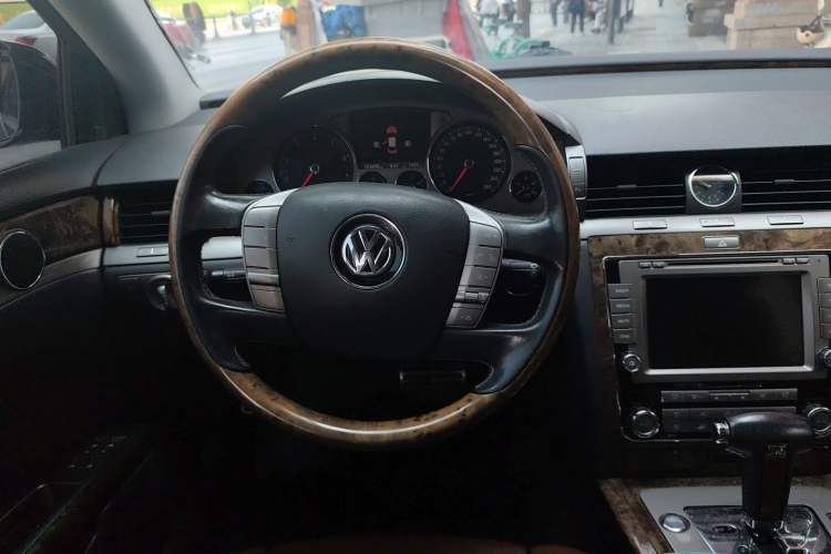 Used Volkswagen Phaeton 2011 3.6L V6 4-Seater Extended-Length Individual Edition