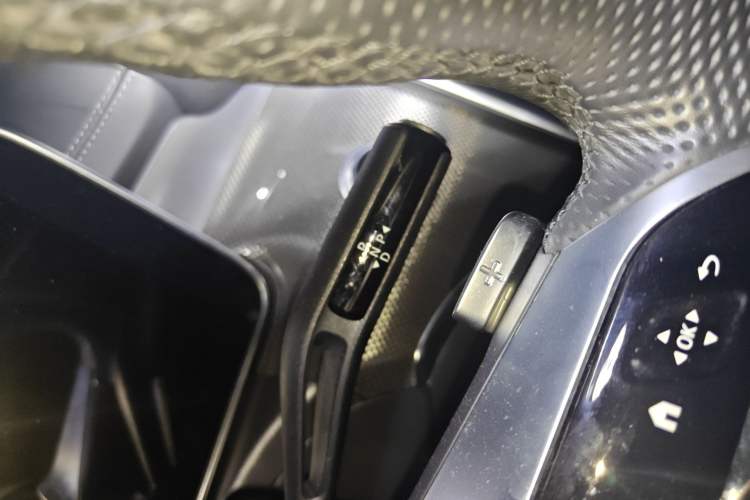 Used Mercedes-Benz C-Class 2023 C 260 L Bright Night Sports Edition Gear Lever