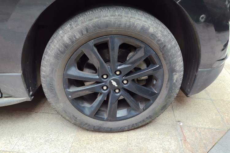 Used Chevrolet Equinox 2018 RS 550T Automatic All-Wheel-Drive Boundary Edition Right Front Wheel Hub