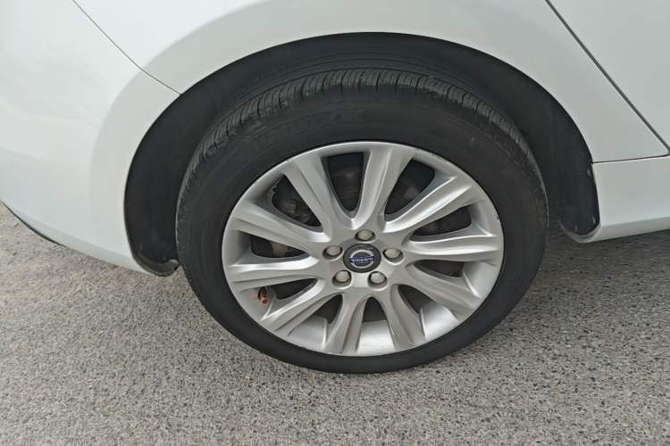 Used Volvo V40 2016 T4 Smart Luxury Edition Right Rear Wheel Hub