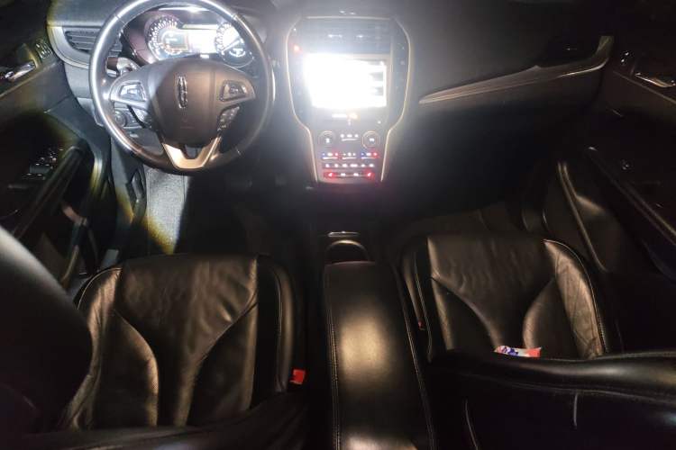 Used Lincoln MKC 2017 2.0T Two-Wheel Drive Deluxe Edition Center Console