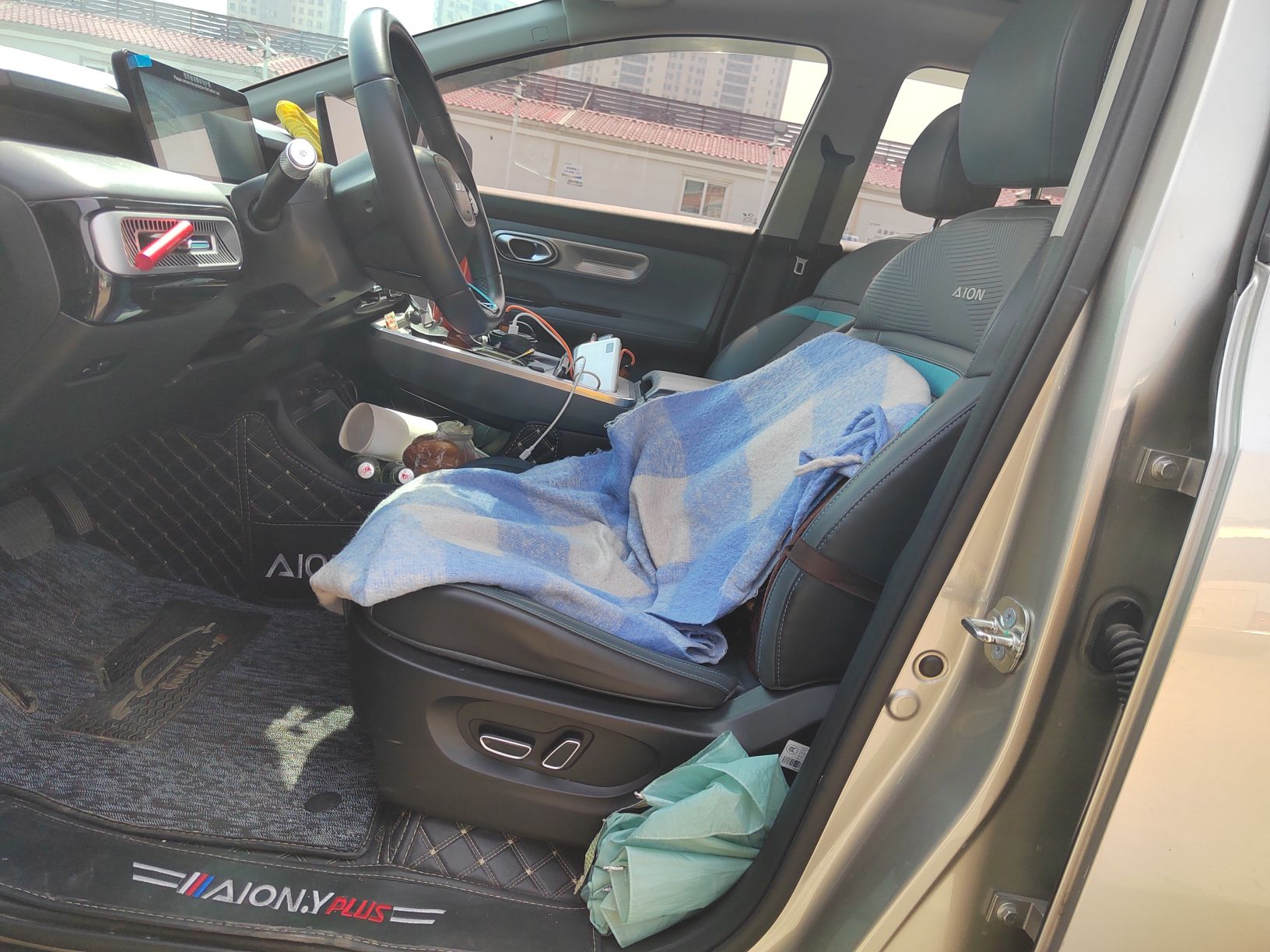 المقاعد الأمامية داخل السيارة