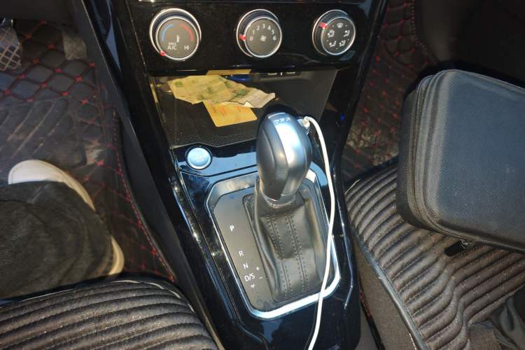 Used Volkswagen T-ROC 2022 280TSI DSG Two-Wheel Drive Comfort PLUS Gear Lever