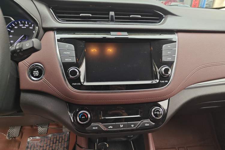 Used CHANGAN Lingxuan 2017 1.6L Manual Elite Model Audio And AC Panel