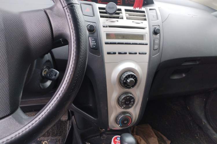 Used Toyota Yaris 2009 1.6E Automatic Comfort Edition Audio And AC Panel