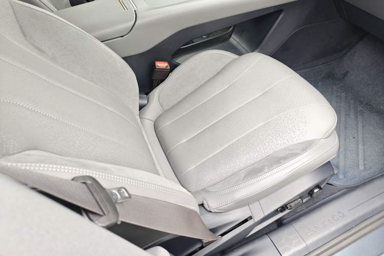 Used Lynk & Co 07 2024 EM-P 126 Long-Range Ultra Right Front Seat