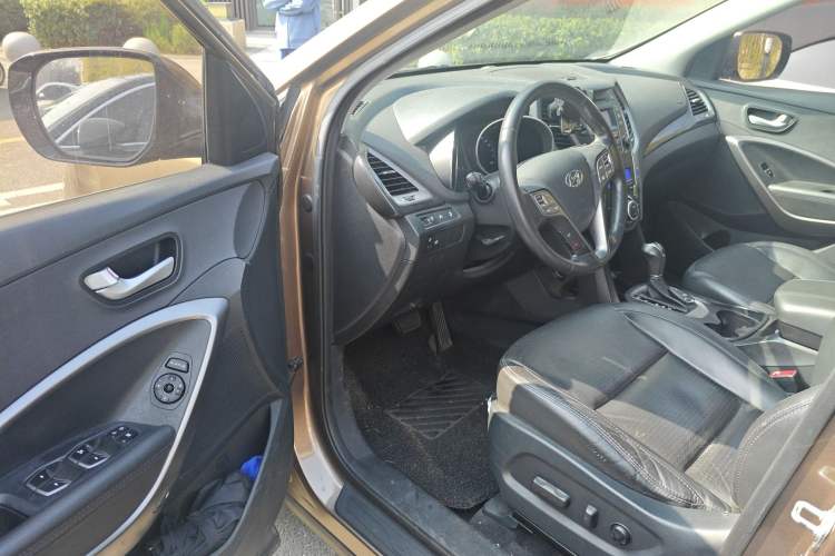 Used Hyundai Santa Fe 2013 2.4L Automatic Two-Wheel Drive Smart Version Driver Seat