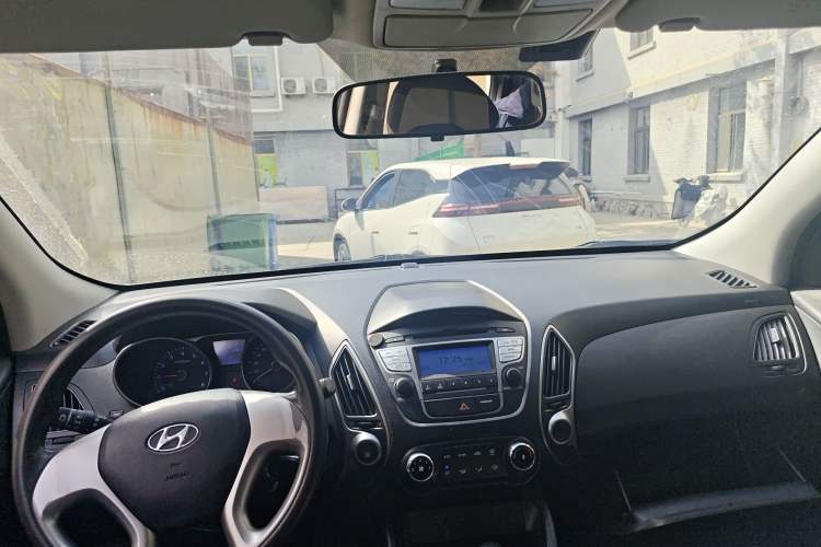 Used Hyundai ix35 2013 2.0L Automatic 2WD Comfort GL China IV Standard Center Console