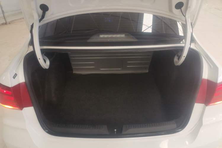 Used Volkswagen Santana 2016 1.6L Manual Fashion Edition Trunk