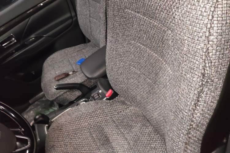 Used Mitsubishi Outlander 2016 2.4L 4x4 Elite Edition 7-Seater Left Front Seat