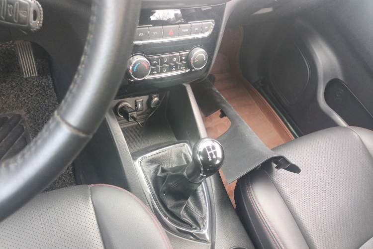 Used CHANGAN KAICHENG Oushang A600 2016 1.5L Manual Luxury 7-Seater Gear Lever