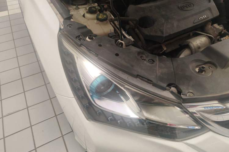 Used BYD Song 2017 Gaishe Upgrade Edition 1.5TID Automatic Comfort Model Right Front Headlight