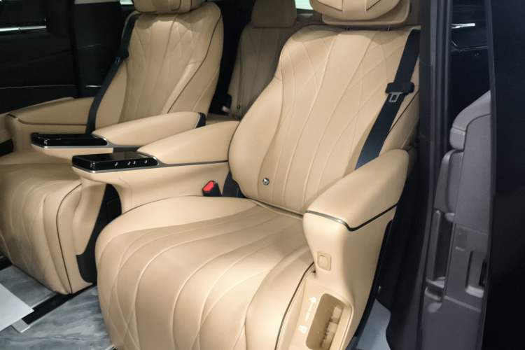 Used Denza D9 2024 DM-i 980 Four-Wheel Drive Prestige Model
