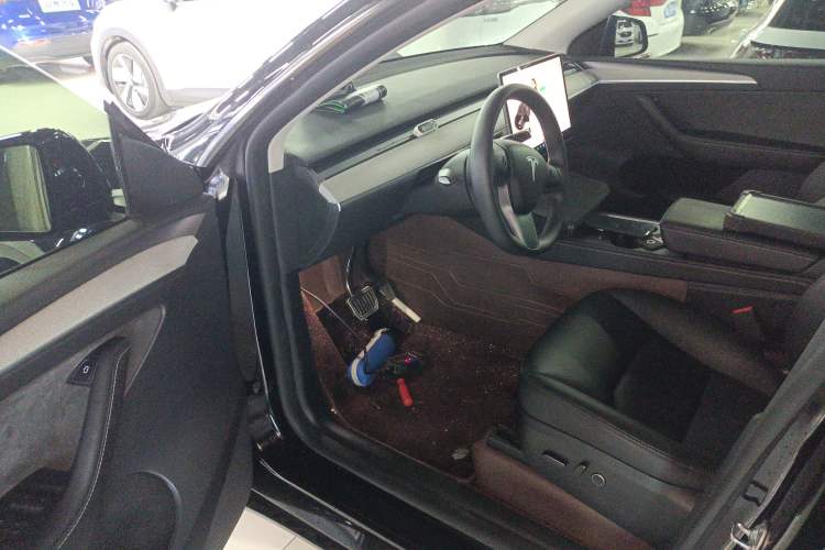 Used Tesla Model Y 2023 Long-Range All-Wheel-Drive Version