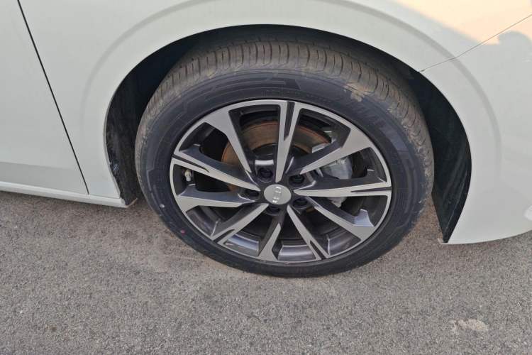 Used Geely Auto Emgrand 2025 4th Generation 1.5L CVT Flagship Version Right Front Wheel Hub