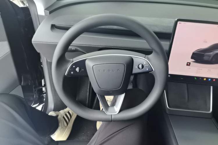 Used Tesla Model Y 2025 Rear-Wheel Drive First Edition Steering Wheel