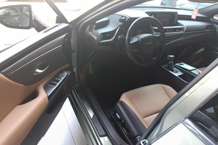 Used Lexus ES 2020 200 Excellence Edition
