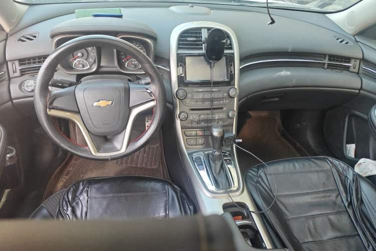 Used Chevrolet Malibu 2014 1.6T Automatic Comfort Edition Center Console