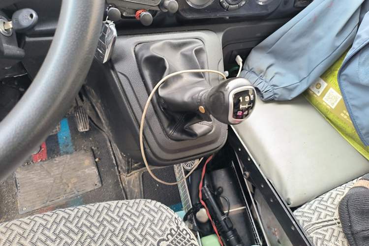 Used Iveco Daily 2023 2.5T V40 Van Long Wheelbase Mid-Roof Dual Tires Manual Doors 2-3 Seater
