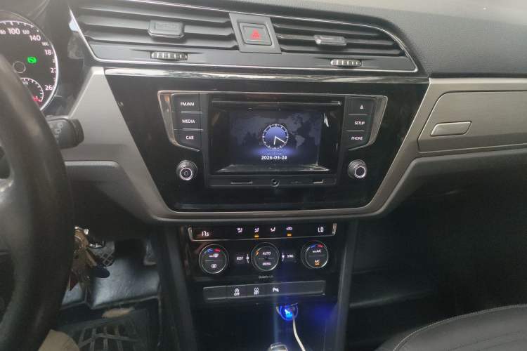 Used Volkswagen Touran 2016 Volkswagen Touran L 280TSI DSG Comfort Edition Audio And AC Panel