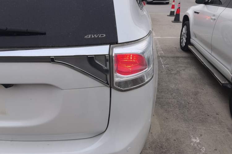 Used Mitsubishi Outlander 2013 2.4L 4x4 Luxury Navigation Edition 5 Seats