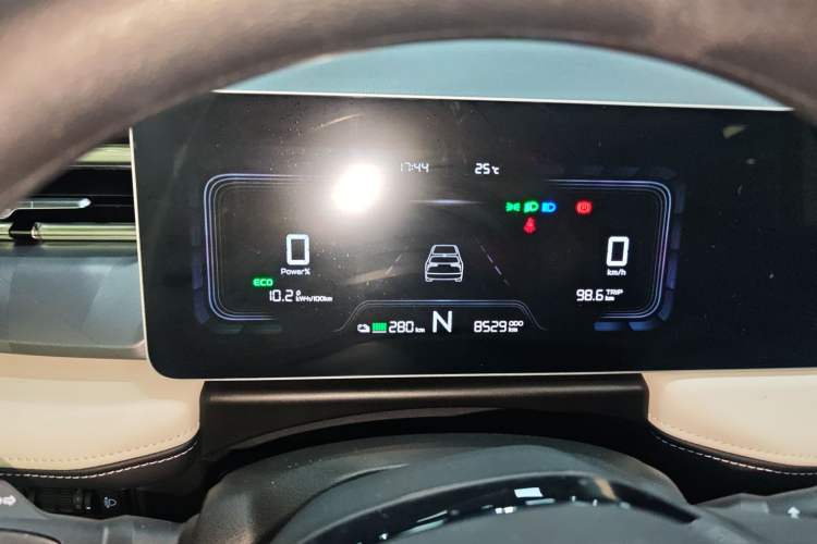 Used Geometry E Firefly 2024 301km Flowing Light Instrument Cluster