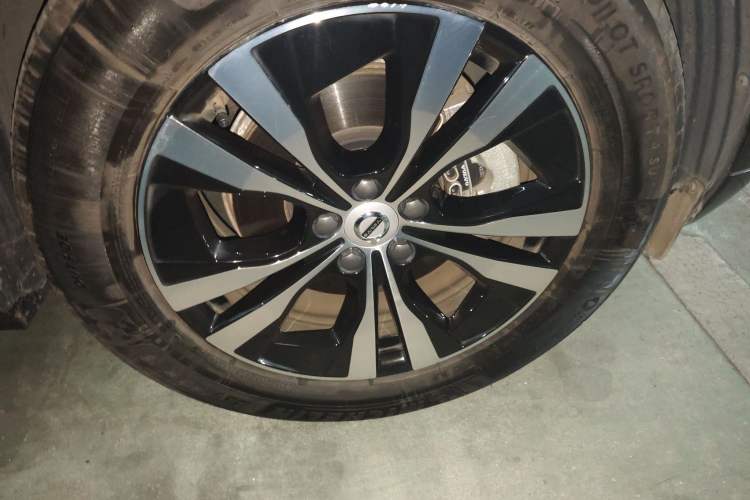 Used Volvo XC60 2022 B5 4x4 Zhiyi Luxury Edition Right Front Wheel Hub