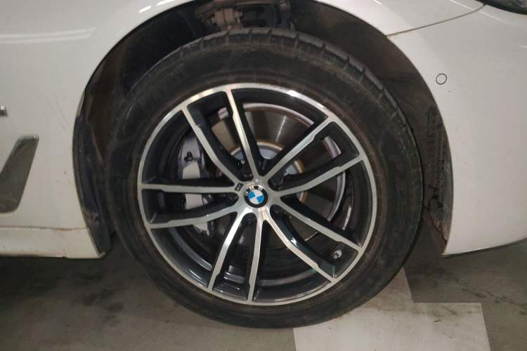 Used BMW 5 Series New Energy 2021 Restyled 535Le M Sport Package Right Front Wheel Hub