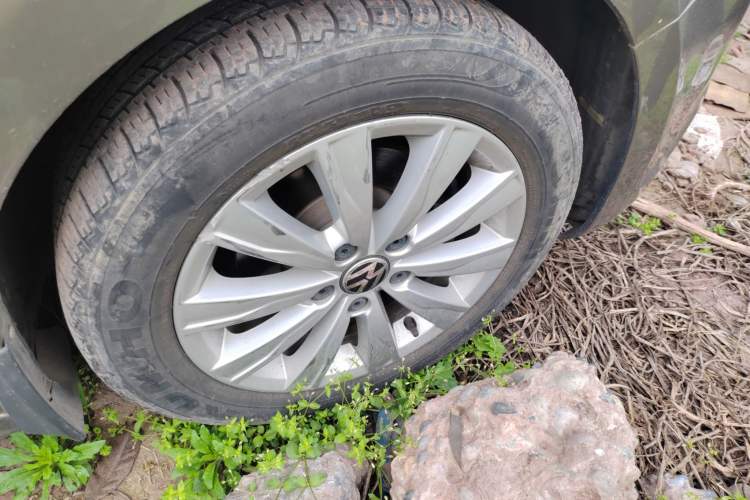 Used Volkswagen Sagitar 2014 1.6L Manual Comfort Model Right Front Wheel Hub