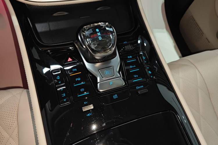 Used Denza D9 2025 DM-i Intelligent Drive 1020 Four-Wheel Drive Flagship Model