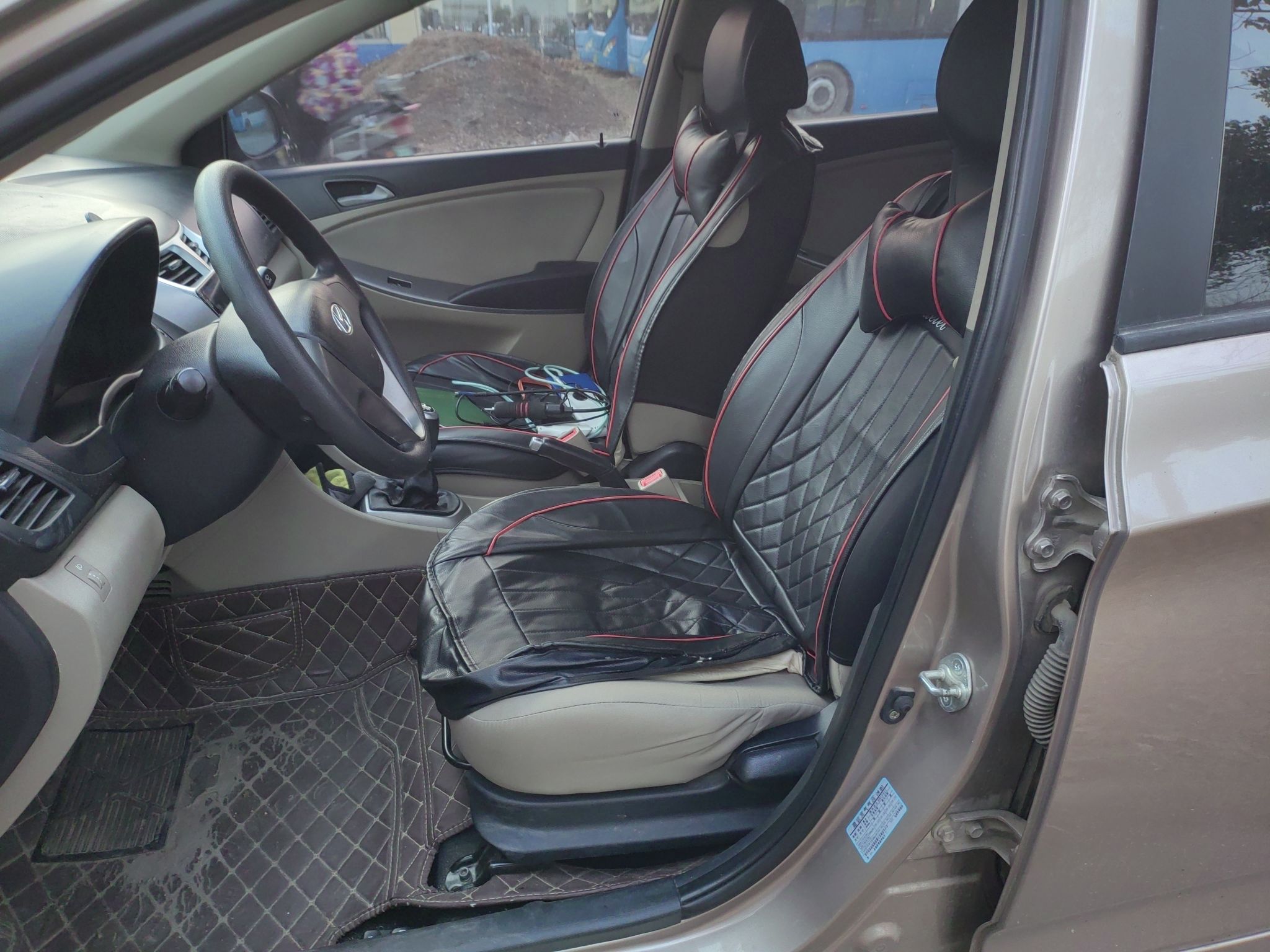 المقاعد الأمامية داخل السيارة